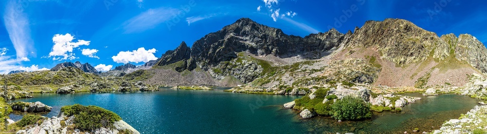 Il lago del Claus, in alta Valle Gesso, incastonato tra i laghi di Valscura ed il Rifugio Questa