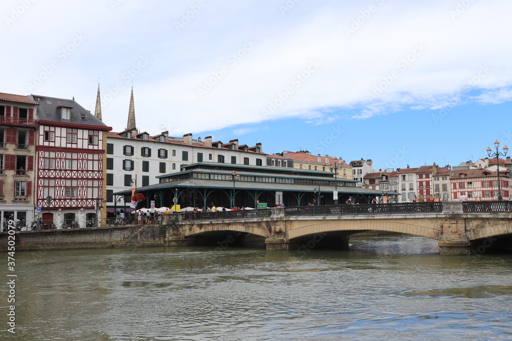 Naklejka premium les halles du marché de Bayonne, marché couvert le long de la rivière la Nive, ville de Bayonne, département des Pyrénées Atlantiques, France