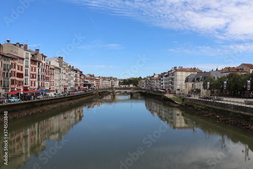les bords de la rivi  re la Nive dans la ville de Bayonne  ville de Bayonne  d  partement des Pyr  n  es Atlantiques  France