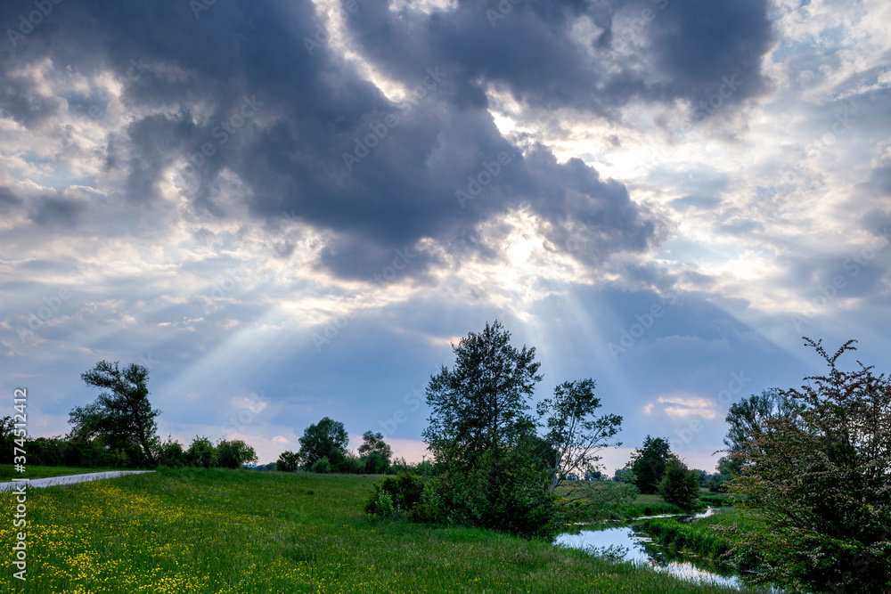 Die Sonne spitzt durch die Wolken