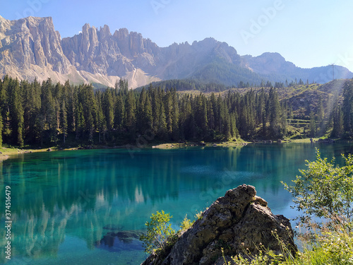 Fototapeta Naklejka Na Ścianę i Meble -  Panoramica passaggio del Lago de carezza Dolomite Italia