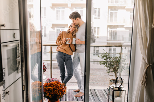 Fotografia Man embracing wife at balcony