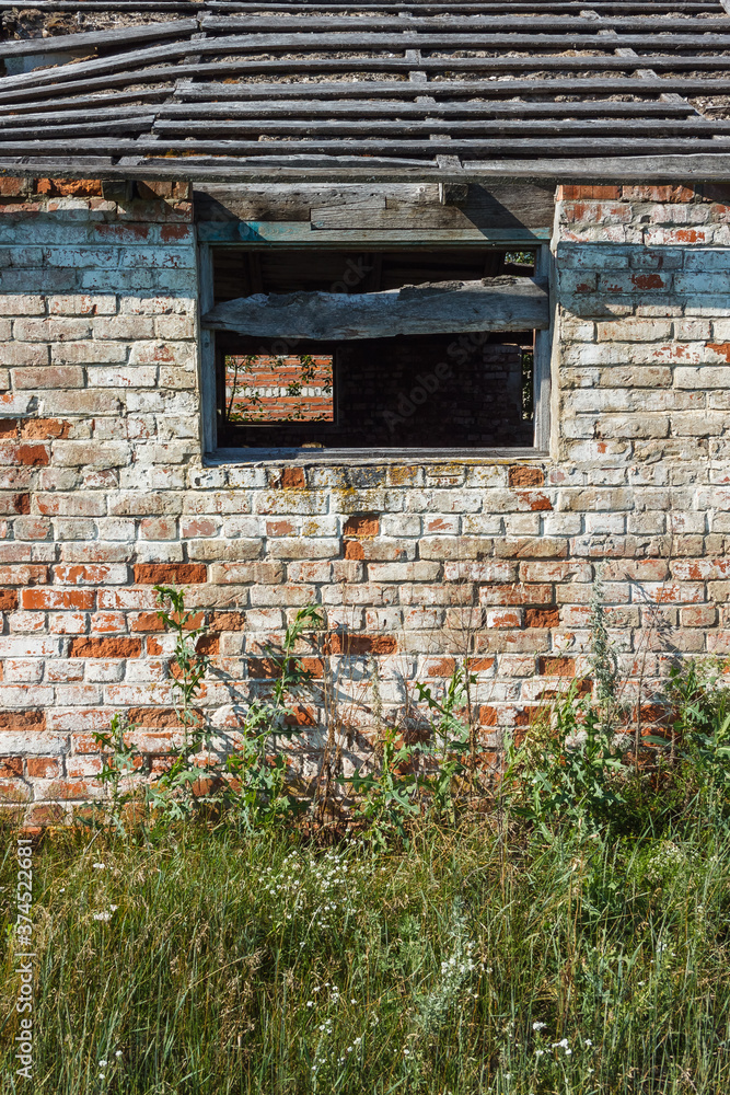 Naklejka premium The window of a ruined house