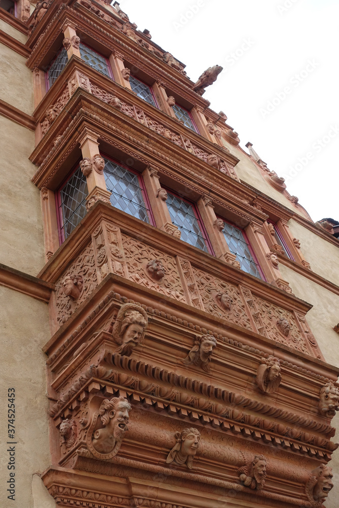 Fototapeta premium Fenêtre en baie sur la Maison des Têtes à Colmar