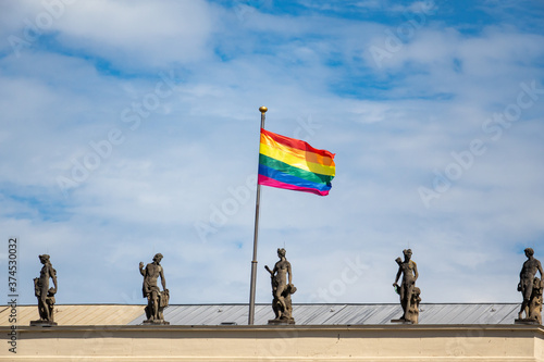 Canvas Print Regenbogenflagge weht im Wind auf dem Dach der Humboldt Universität in Berlin