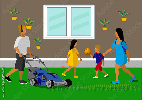 Cortando el césped en el jardín de casa  en familia