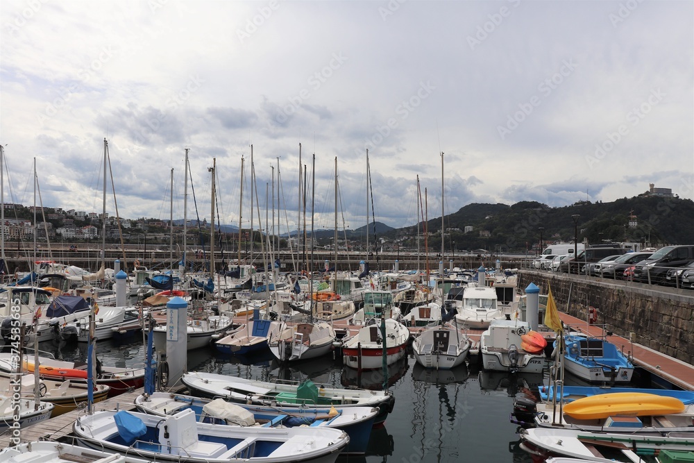 le port de plaisance de San Sebastian sous les nuages, ville de San Sebastian, Espagne