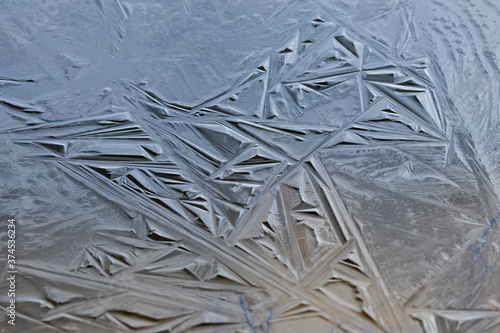 Zamarznięty lód tworzy zjawiskowe kształty