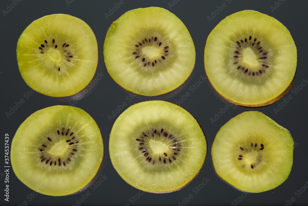 Fototapeta premium Kiwi scheiben als dekoration