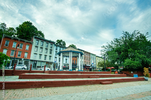Obraz na płótnie Kingston, NY / USA - 8/26/20: a view of T.R. Gallo West Strand Park, located at the foot of Broadway, is in the heart of the city's Rondout Business District. w salonie