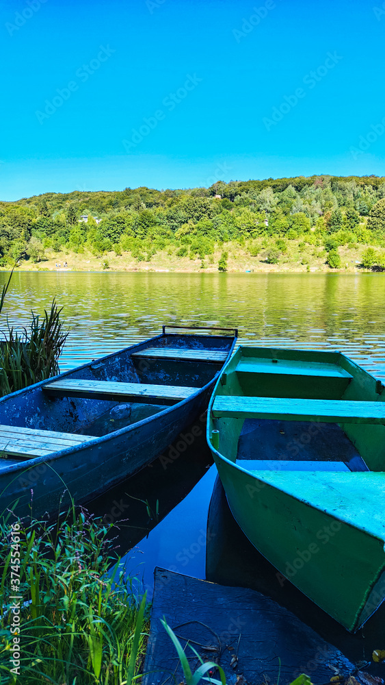 Obraz premium Boat station with lake on background in the summer season