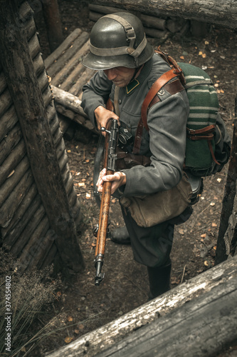 Foto A soldier in the uniform of the Finnish army of world war II with a rifle in a t