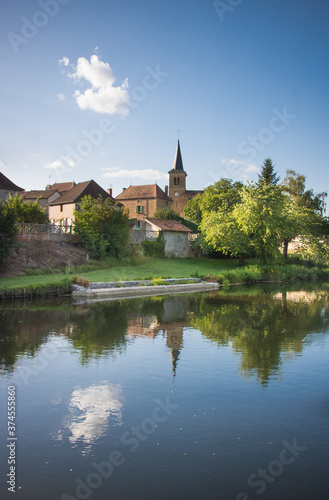 village français le long du canal de Roanne à Digoin