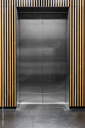 Obraz na płótnie new elevator - office space w salonie