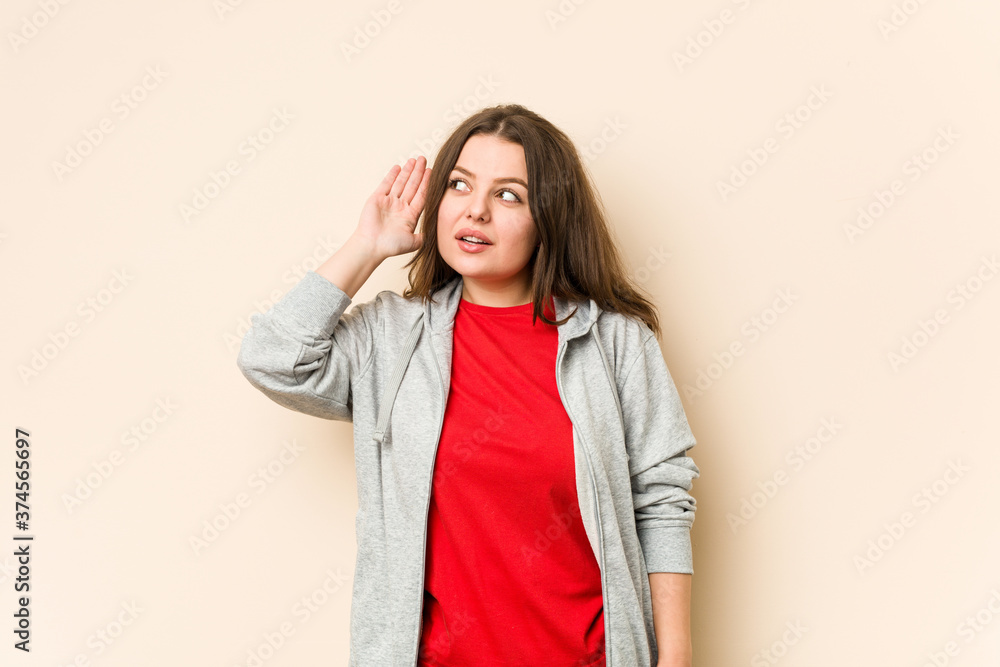 Φωτογραφία Young sporty curvy woman trying to listening a gossip.