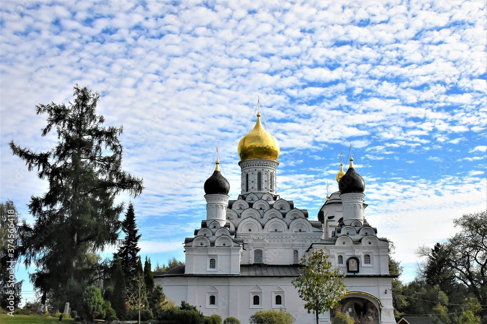 Obraz premium Rustic temple against the sky