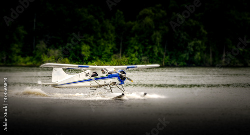 Hydravion  atterrissage sur un lac  photo