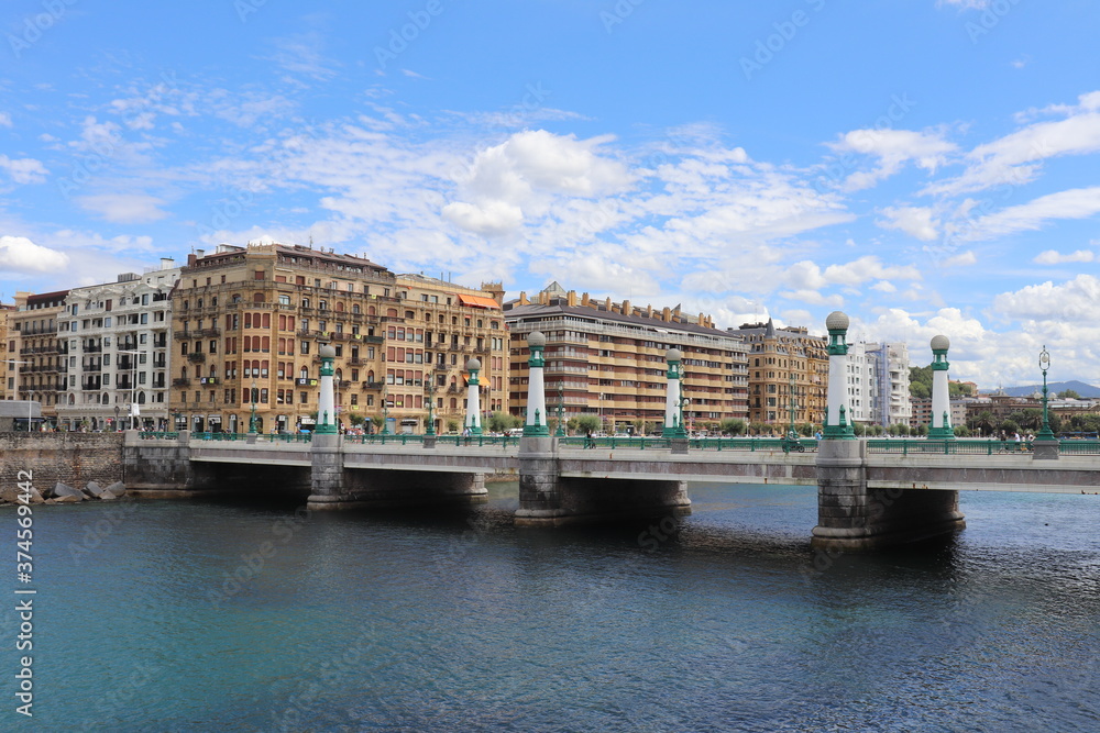 le pont Zurriola sur le fleuve Urumea, construit en 1921, ville de Saint Sébastien, Espagne