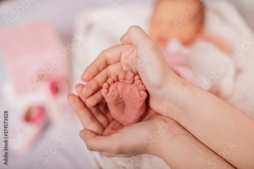 winzige Füße eines Neugeborenen	