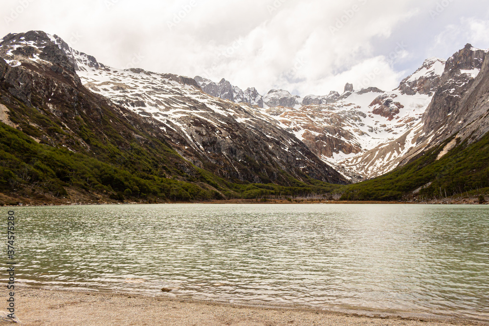 bela paisagem da laguna Esmeralda com montanhas com neve ao fundo, e o belo lago com águas dos glaciares 