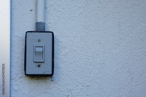 外壁に取り付けられた電灯のスイッチ © photo-cat