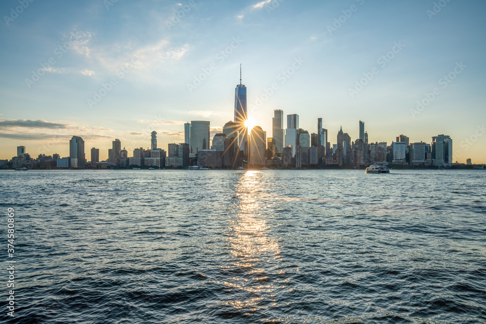 Obraz premium Lower Manhattan skyline with One World Trade Center at sunrise