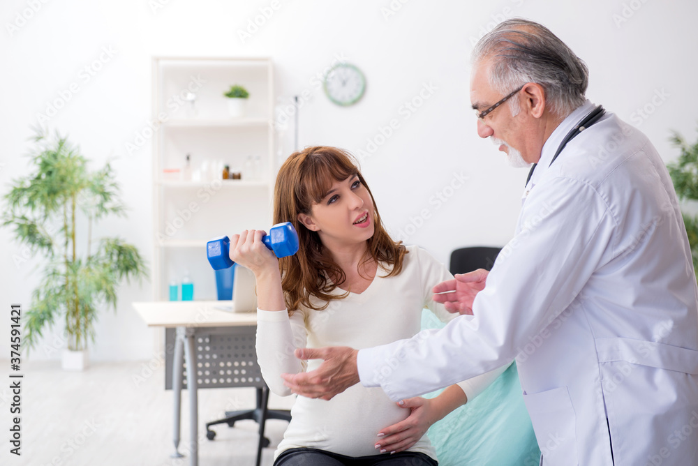 Obraz premium Young injured woman visiting experienced doctor traumatologist