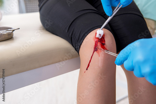 Fotografija Leg injured woman visiting male doctor