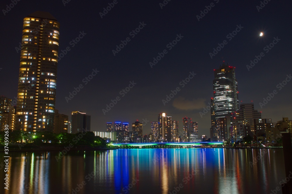 Fototapeta premium 月の浮かぶ隅田川 佃大橋の夜