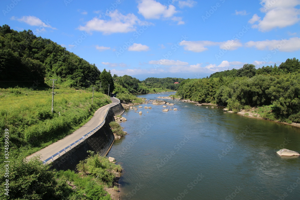阿武隈川と安達太良山（福島県・二本松市）