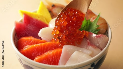 具沢山な海鮮丼にいくらを乗せる