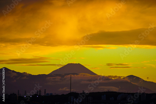 夕焼けに包まれる富士山のシルエット