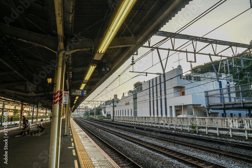早朝の横浜市保土ヶ谷駅のプラットフォーム © kanzilyou