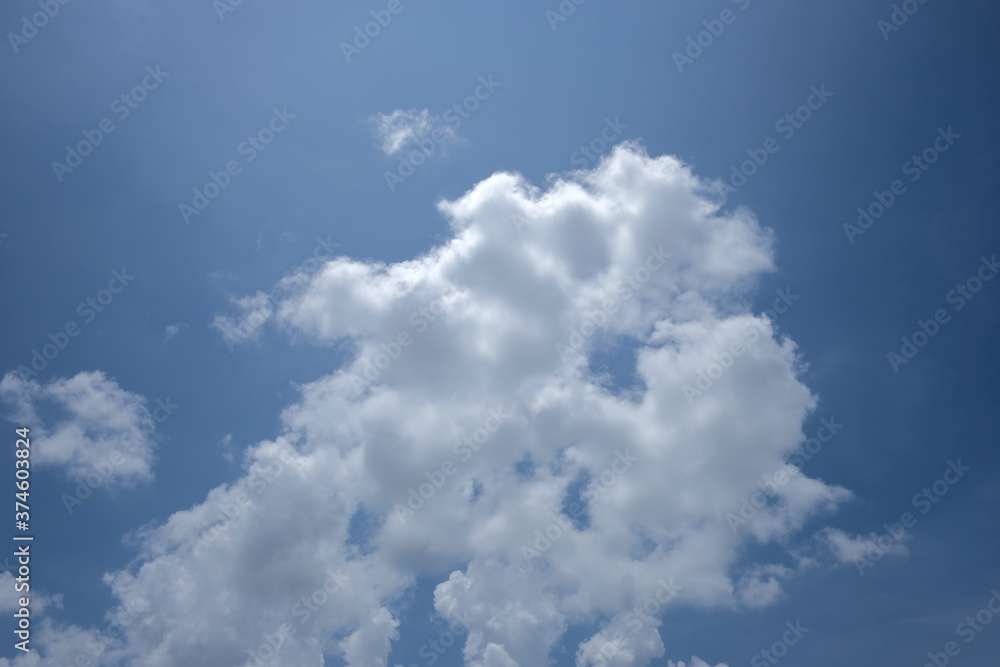 Obraz premium The sky with white clouds