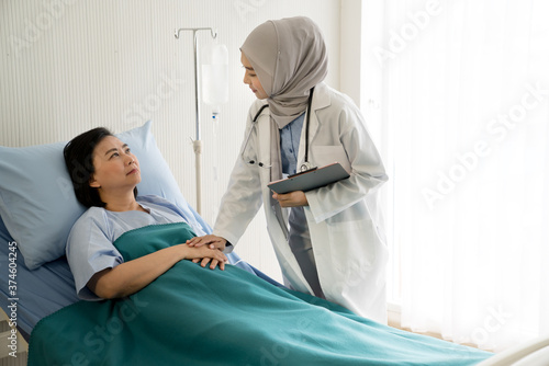Photography Asian female muslim doctors examination and treating patient in a hospital room