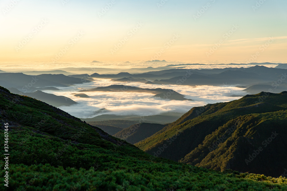 黒岳の頂上からの日の出と雲海のの眺望