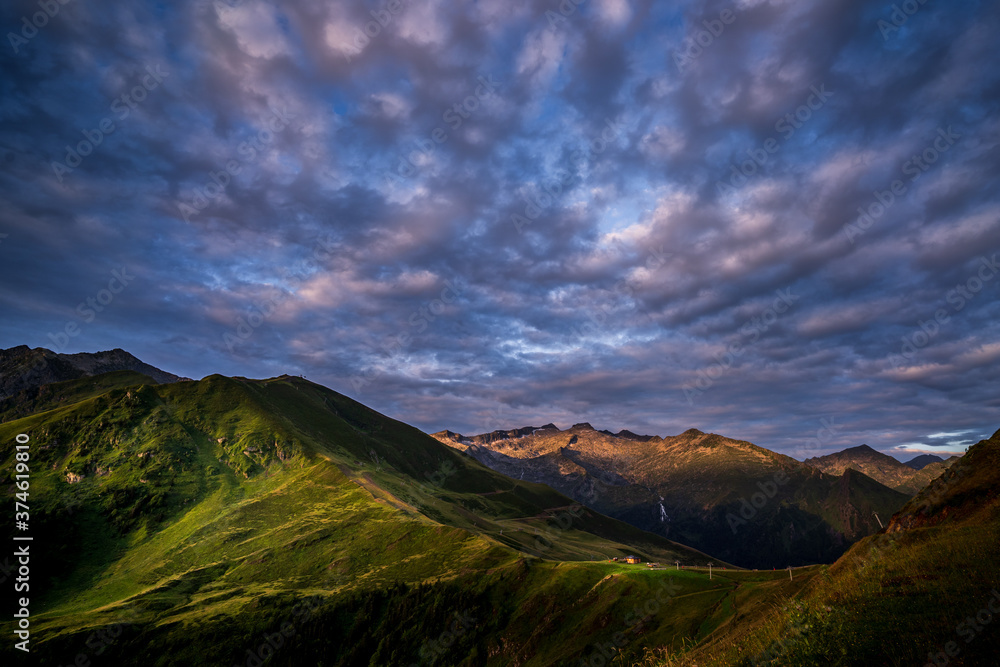 Lumière matinale lever de soleil sur les Pyrénées Ariégeoises 