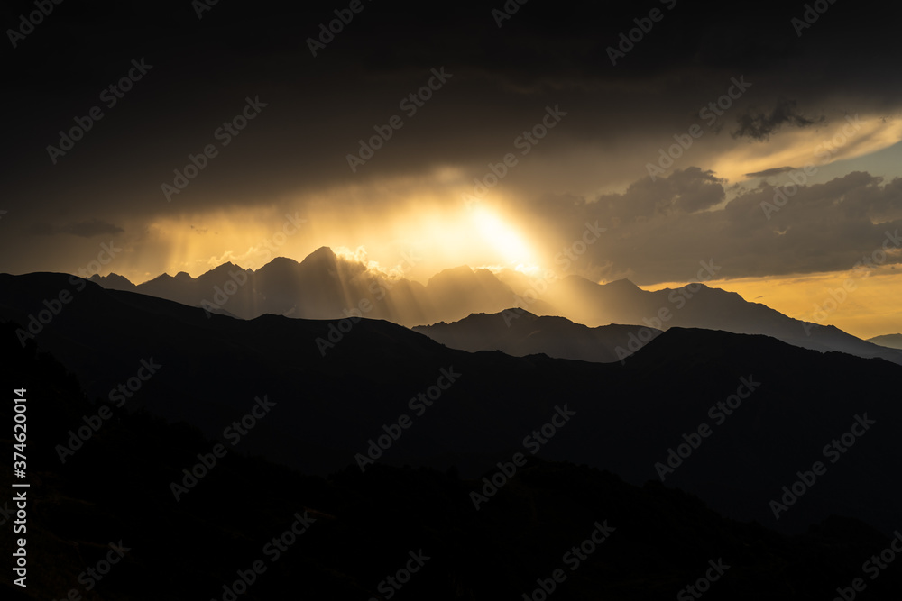 Coucher de soleil épique sur le Mont Vallier dans les Pyrénées