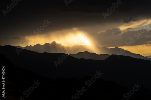 Coucher de soleil épique sur le Mont Vallier dans les Pyrénées