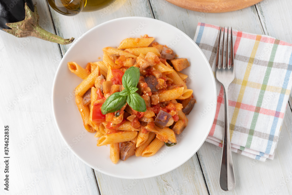 Piatto di pasta con salsa di melanzane e pomodoro, Cucina Italiana Piatto di pasta con salsa di melanzane e pomodoro, Cucina Italiana