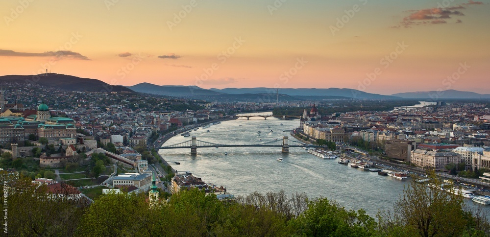 Obraz premium Great panorama view of Danube river, Elizabeth Bridge and Pest part of the city from Gellert hill. Budapest, Hungary. Evening, twilight.