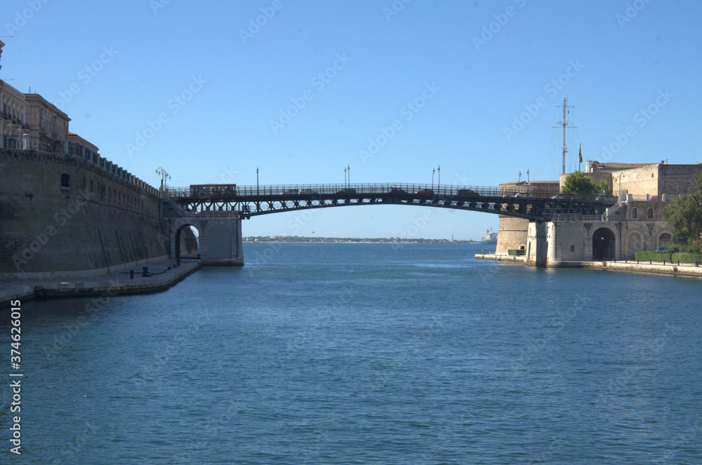 Ponte girevole di Taranto, Italia.