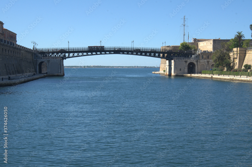 Ponte girevole di Taranto, Italia.