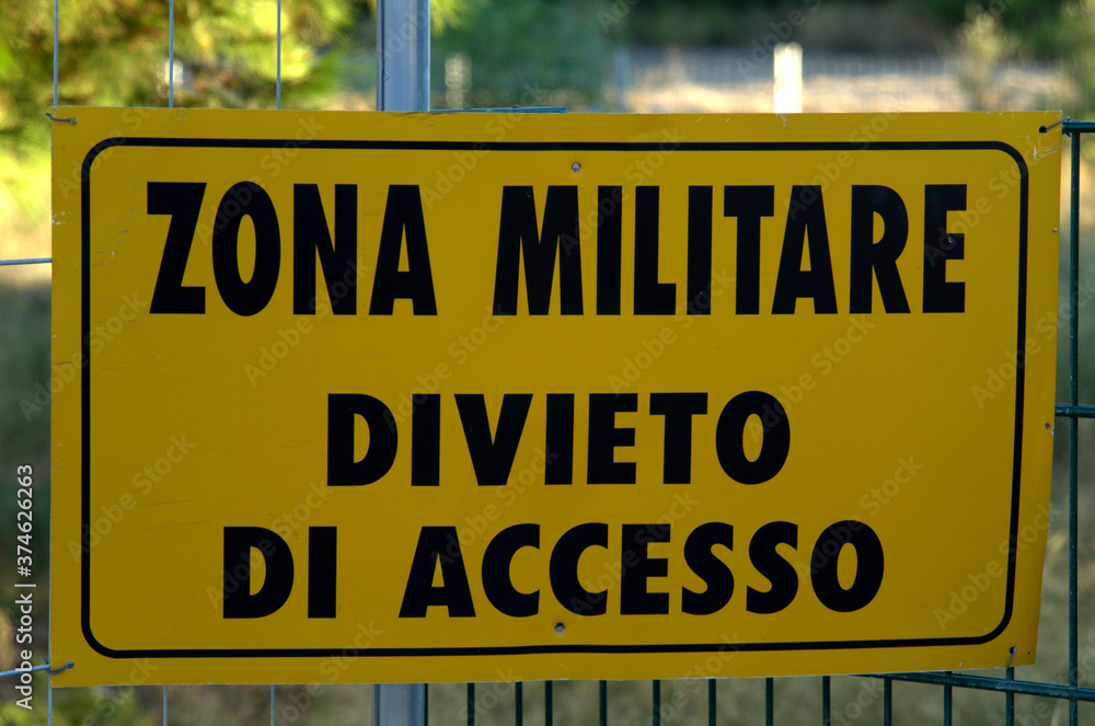Obraz premium Cartello di divieto di accesso per zona militare.
