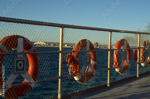 Parapetto di una nave con i classici salvagenti. photo