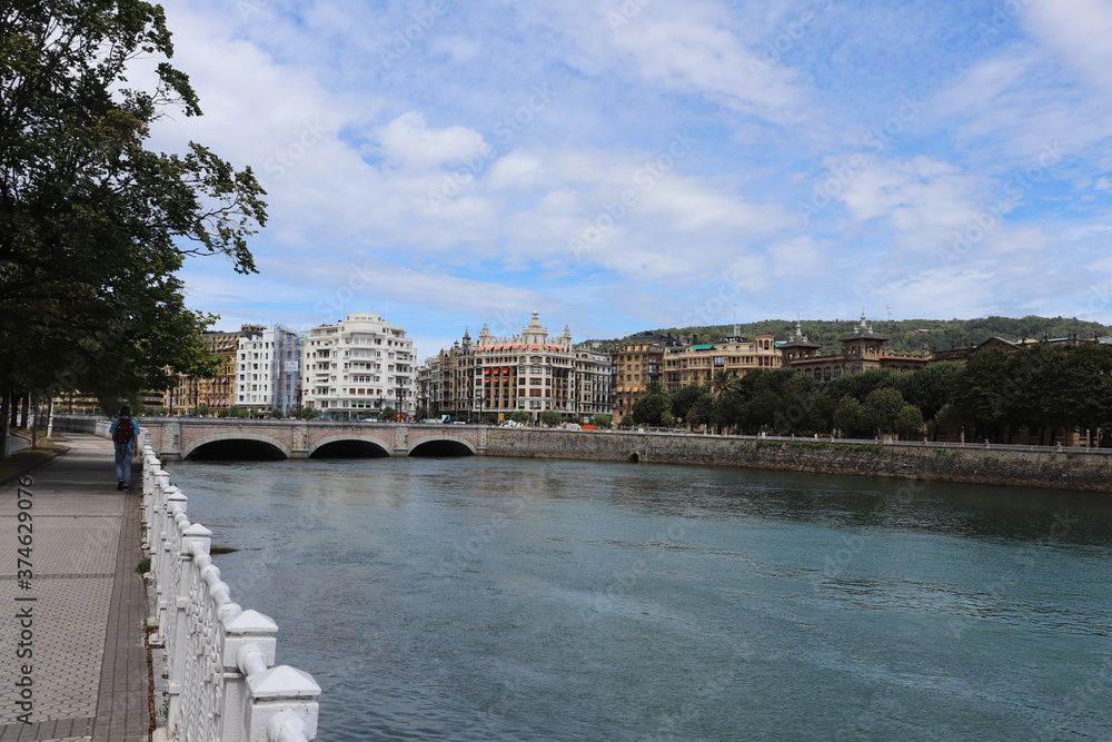 Fototapeta premium Les bords du fleuve Urumea dans Saint Sébastien, ville de Saint Sébastien, Espagne