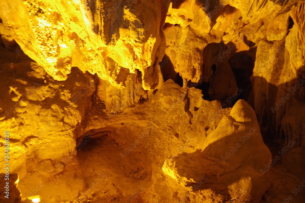 ベトナム 世界遺産ハロン湾 ティエンクン鍾乳洞 StockFoto Adobe Stock