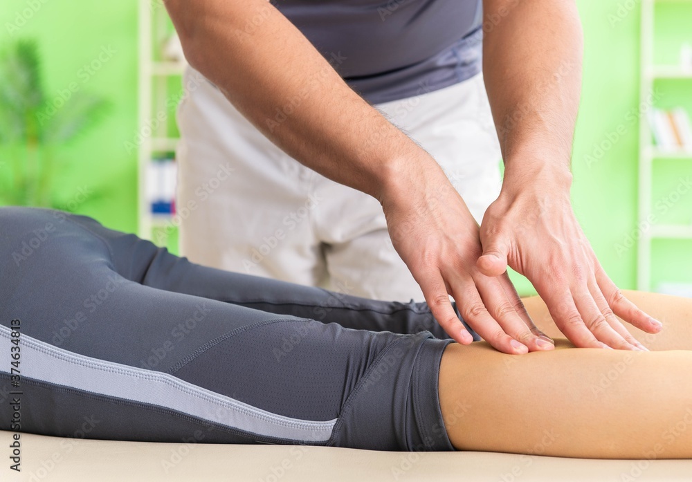 Obraz premium Young doctor chiropractor massaging patient