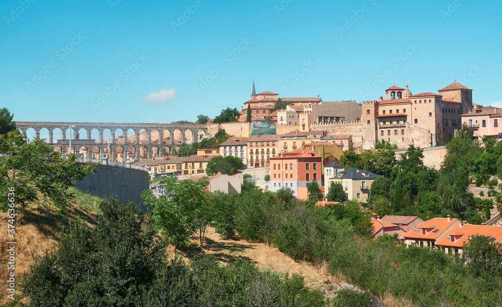 panoramica de la ciudad de Segovia y su acueducto desde lo alto de una colina