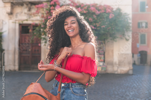 Canvas Print Young woman enjoying traveling in city street